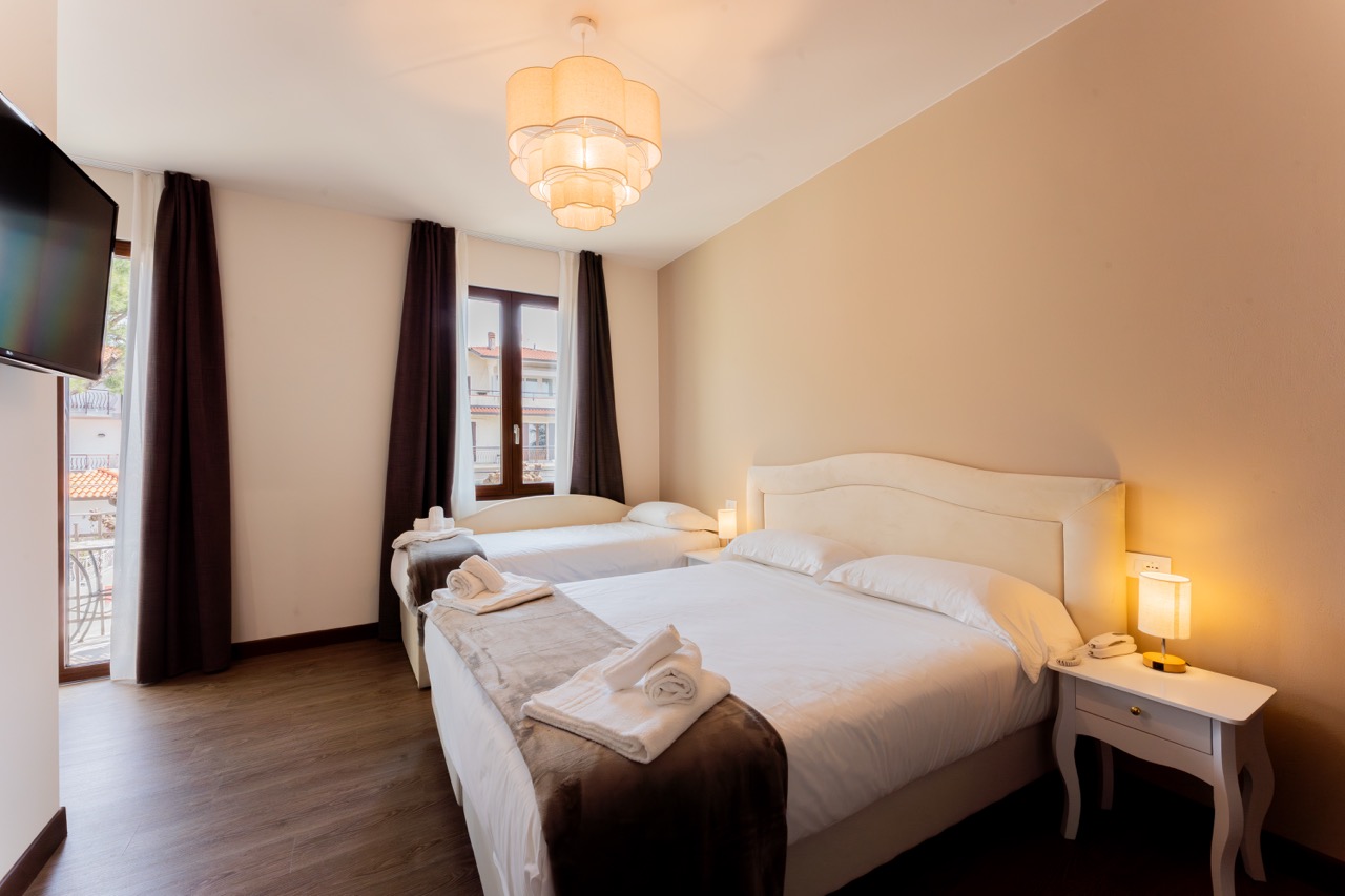 Camera Tripla Classic