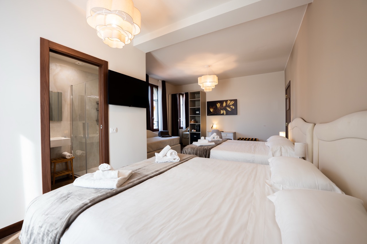 Camera Quadrupla Classic