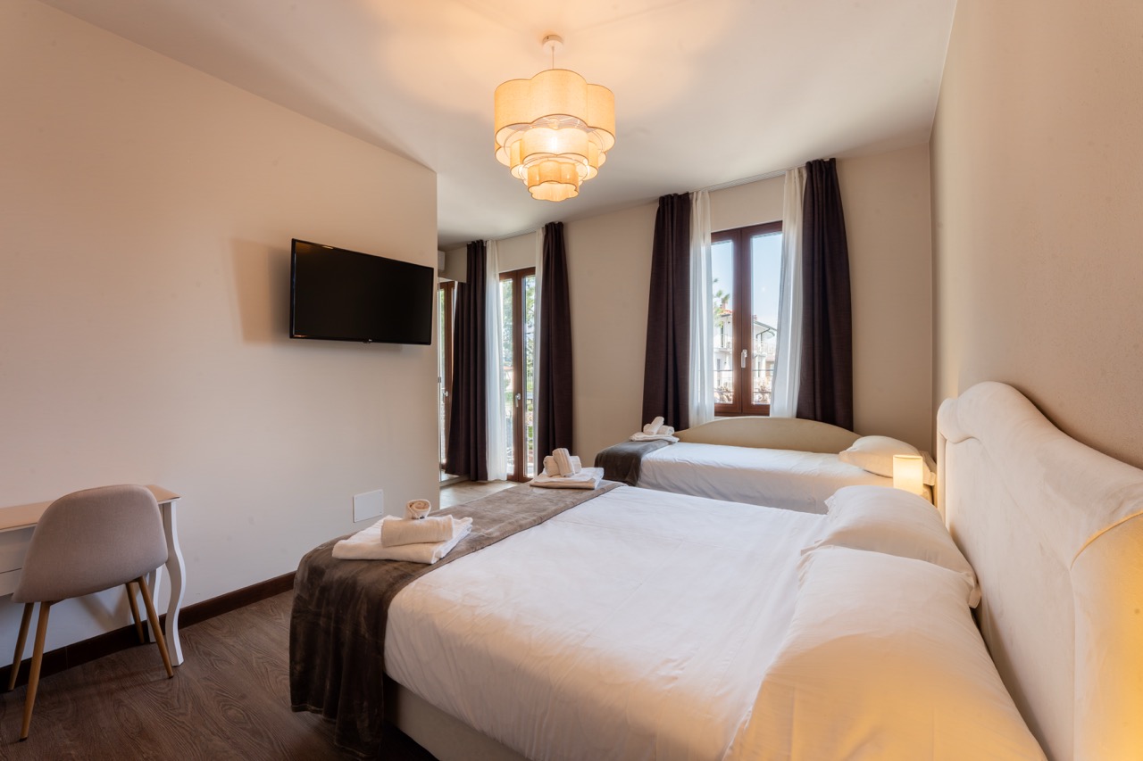 Camera Tripla Classic