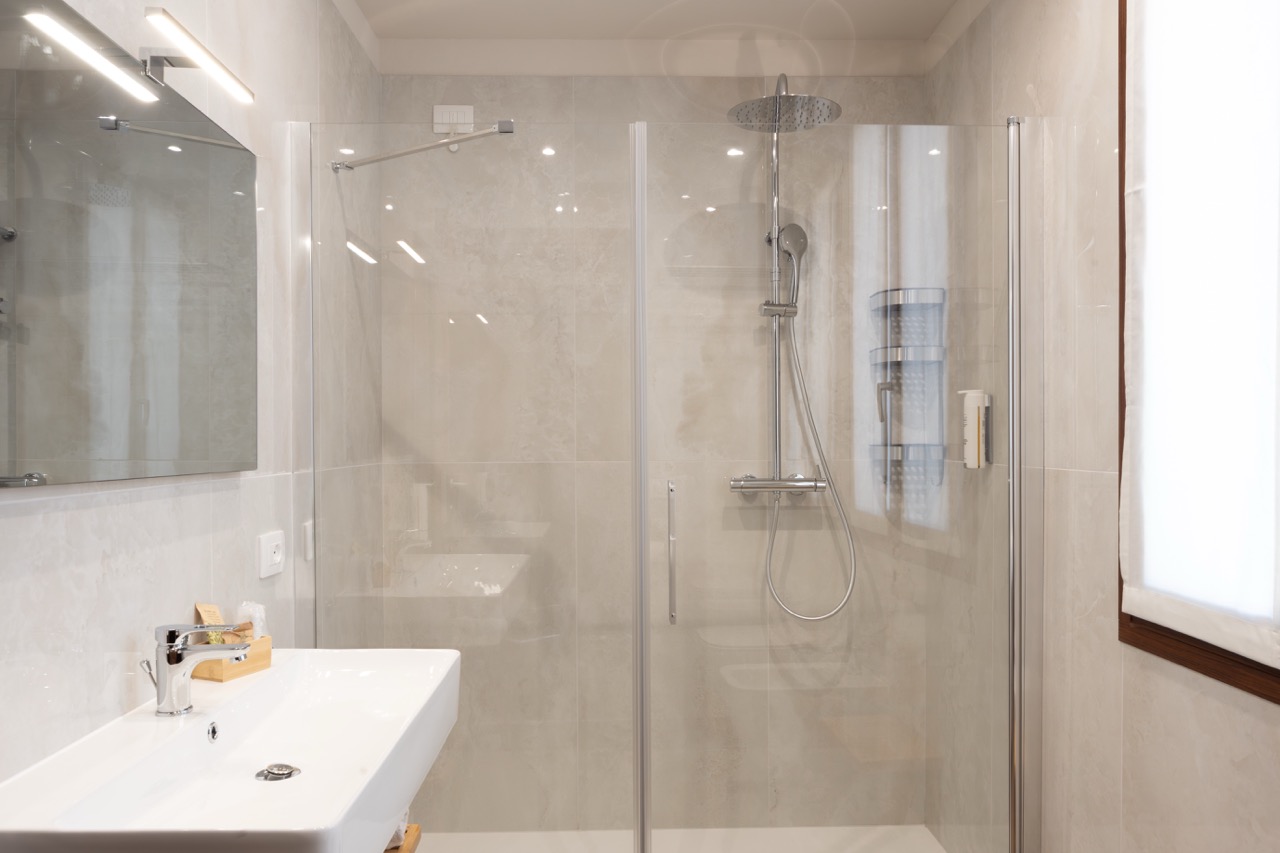 Camera Tripla Classic