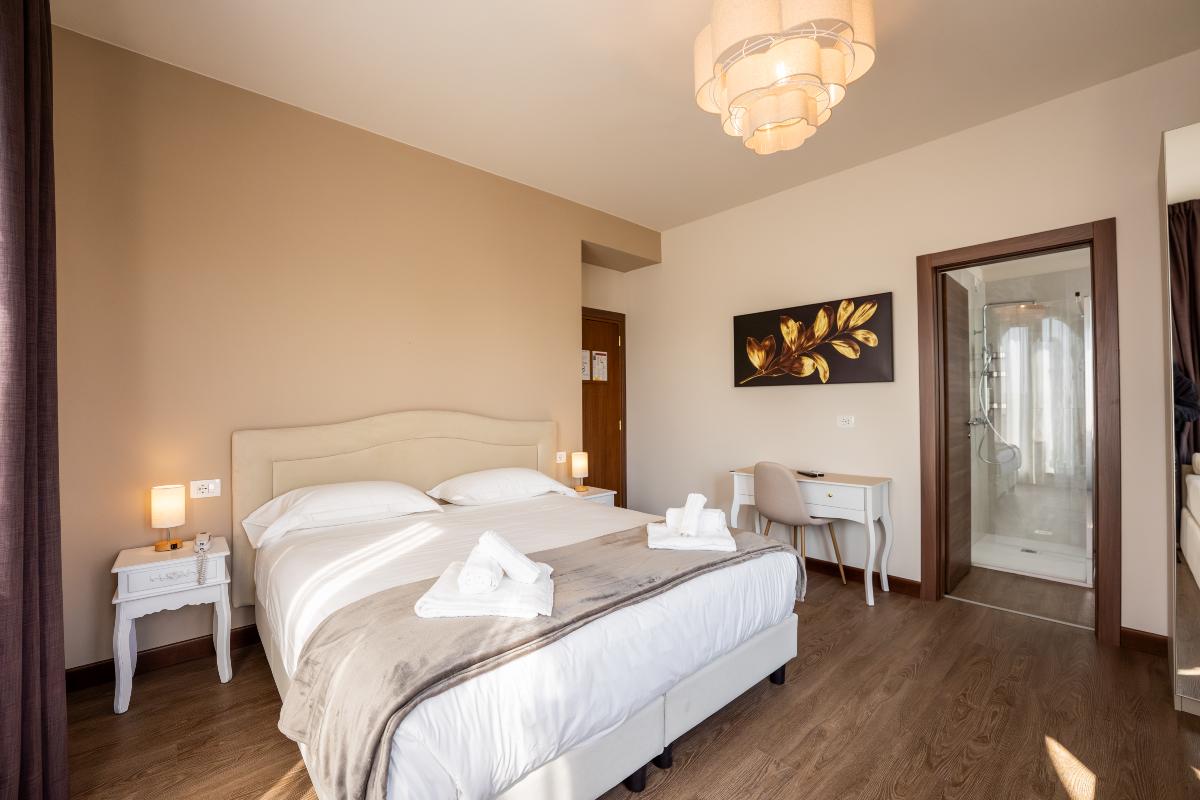 Camera Tripla Superior