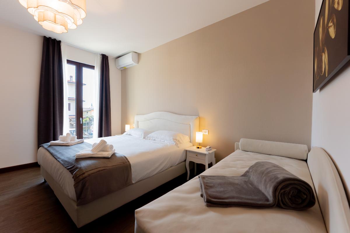 Camera Tripla Superior