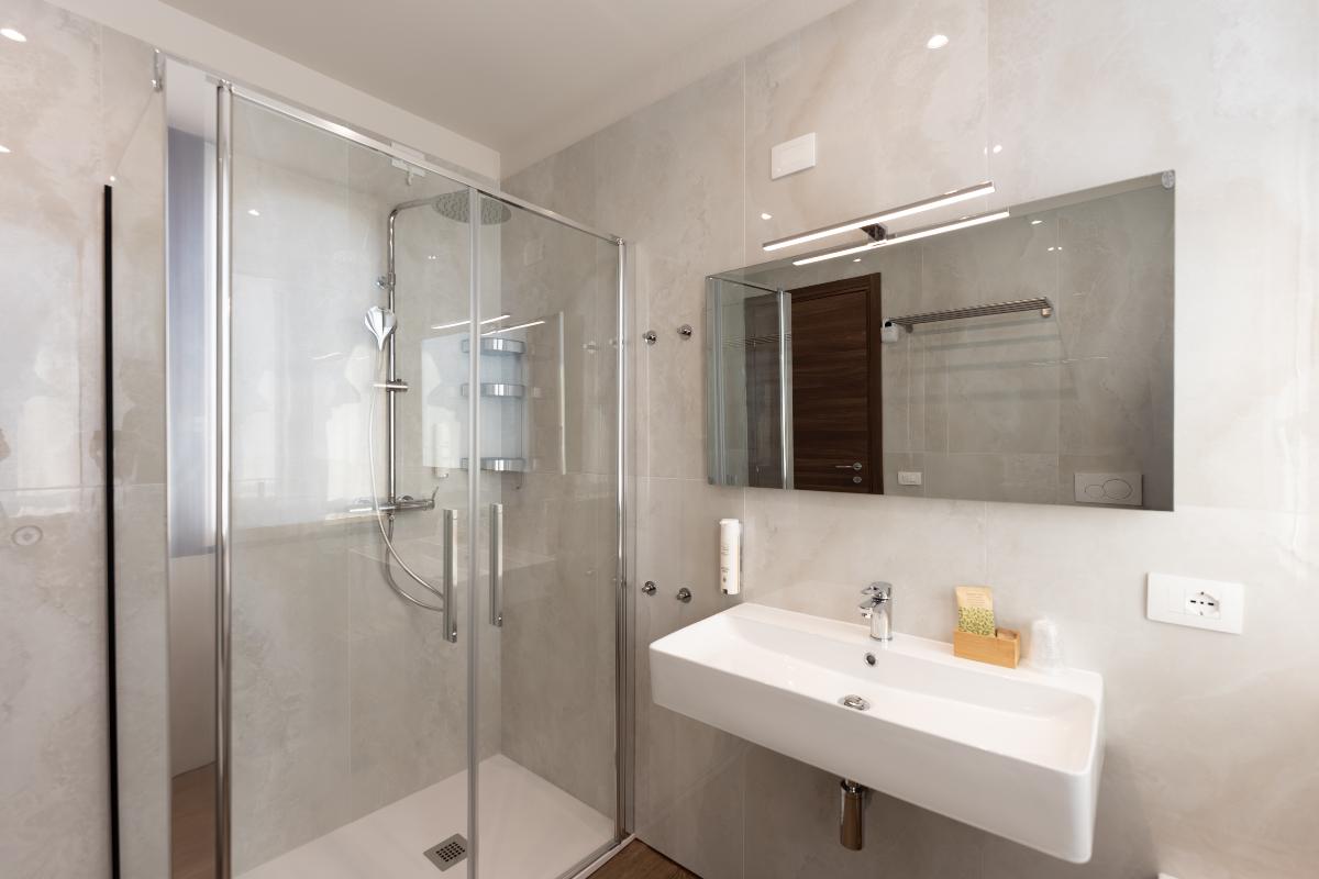 Camera Tripla Superior