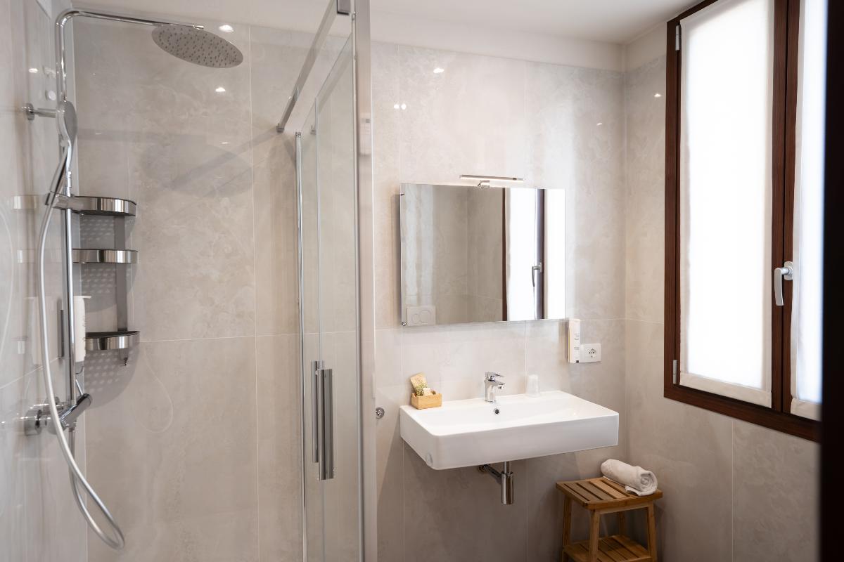 Camera Tripla Superior